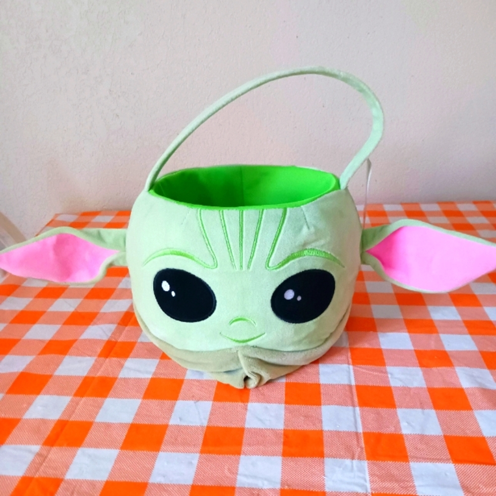 NWT The Mandalorian Star Wars Baby Yoda Grogu Plush Basket